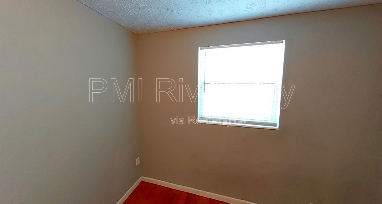 7471 John F Kennedy Dr. W. 
Jacksonville, FL 32219 property image